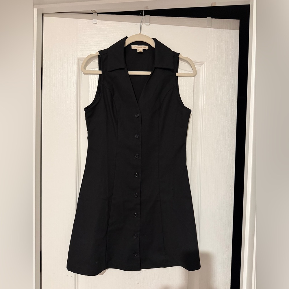 Sleeveless Black Button-Front Mini Dress with Collar